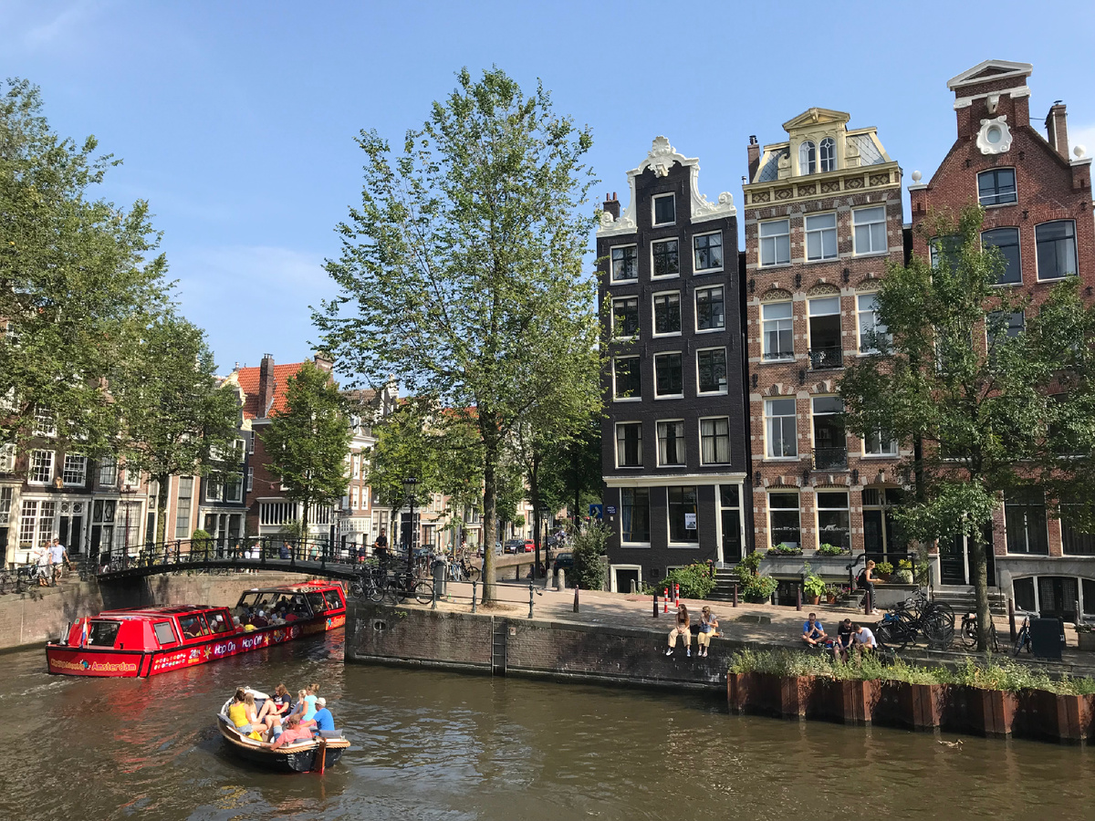 На развилке каналов Херенграхт (Herengracht) и Брауверсграхт (Brouwergracht). Фото автора