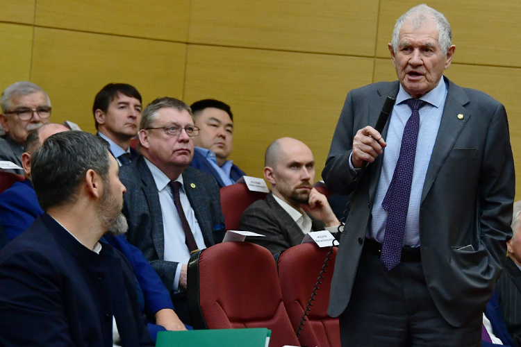    Снижение выручки отмечено по всем компаниям, кроме АО «Аммоний». Такие данные сегодня озвучил генеральный директор «Татнефтехиминвест-холдинга» Рафинат Яруллин на заседании совета директоров ТНХИ-Х.   
Фото: tatarstan.ru