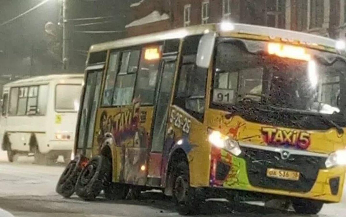    Пассажирский автобус остался без колес во время рейса в Сарапуле