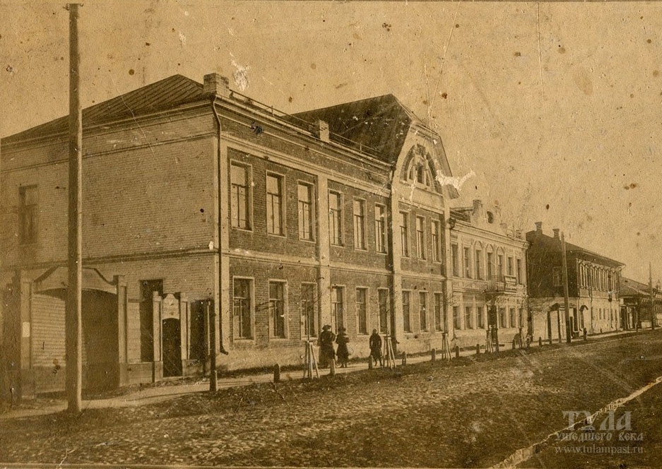 Здание женской гимназии Боровикова (Тула, ул. Жуковского,5), современная спортивная школа, здание мужской гимназии Перова в Учетном переулке не сохранилось.