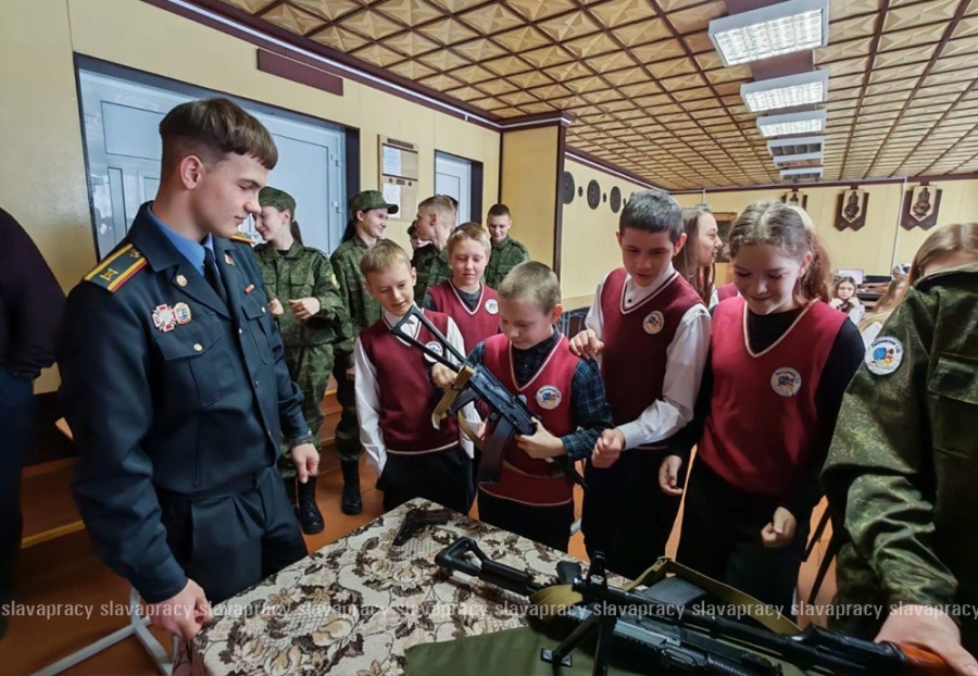     В Лесновской школе прошел выездной День открытых дверей Копыльского РОВД