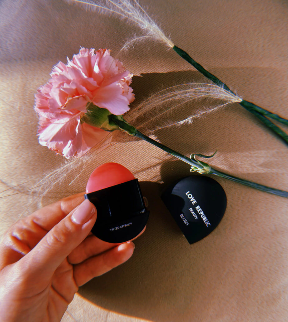 Если планируете наносить тинт как румяна и тени, не забудьте для стойкости зафиксировать цвет на щеках рассыпчатой пудрой. На веках можно оставить влажный эффект.