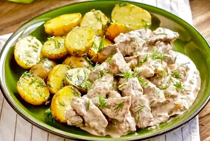 Говядина быстрого тушения в газировке и сметане.