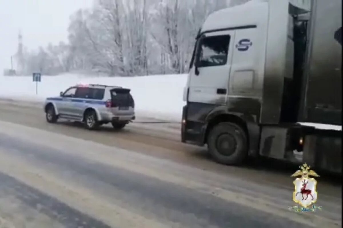    Нижегородские гаишники на патрульных авто вызволяли фуры из затора на М-7