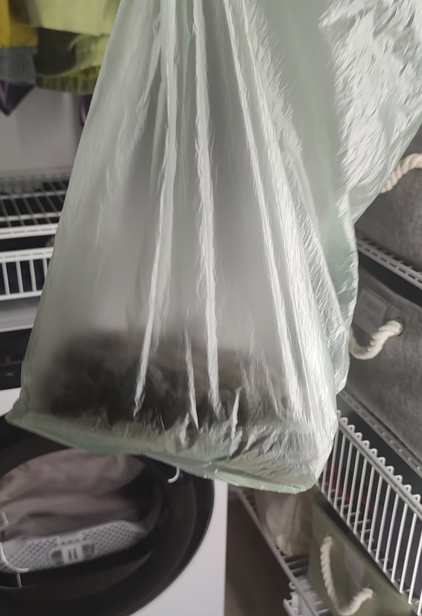 Сушильные машины не обязательно подключать к сливу, они собирают влагу в отдельный резервуар, поэтому я свою просто поставила в гардеробную. Им нужна только розетка. 