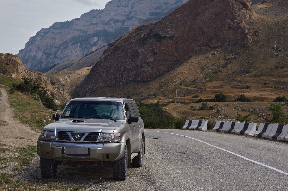 В горах Кавказа на популярных туристических маршрутах хорошие асфальтированные дороги.