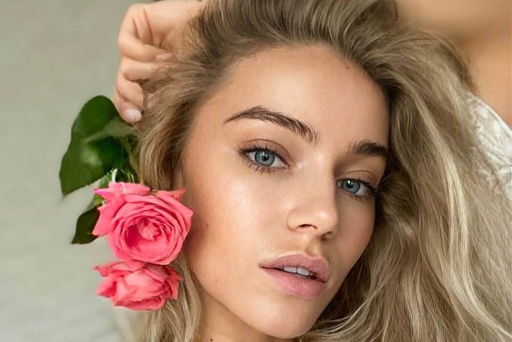     Похудевшая после свадьбы актриса сериала «Война семей» Арина Постникова показала фигуру в бикини на Мальдивах – 7 фото