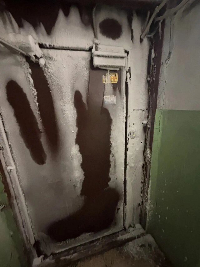    Так в морозы выглядит вход в подъезд. Фото: АиФ