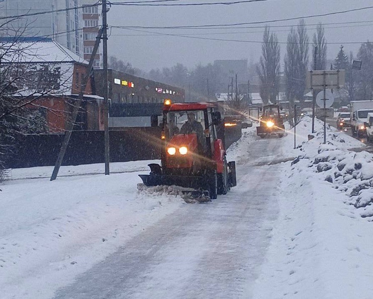     В Курской области ночью на дорогах снег убирали 363 спецмашины