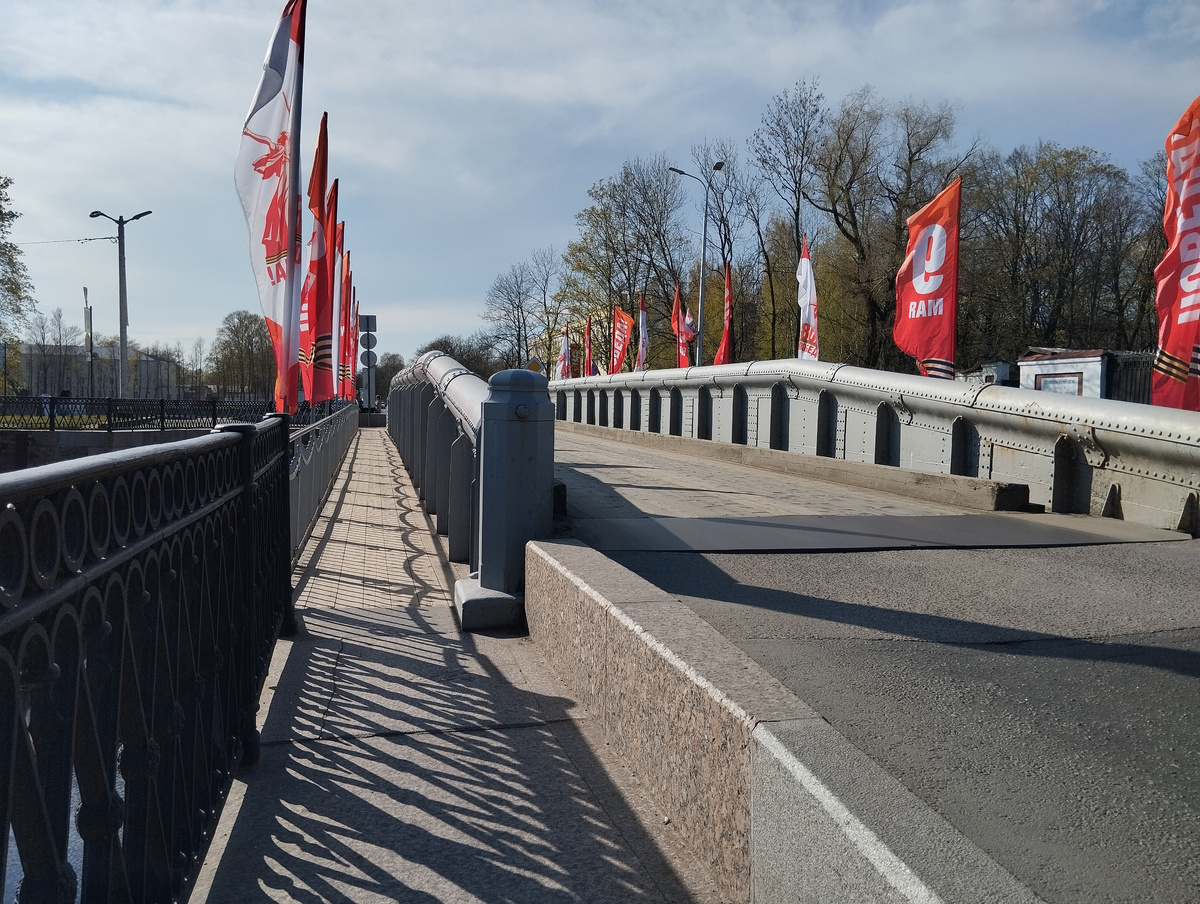 Пешеходная и проезжая части докового моста