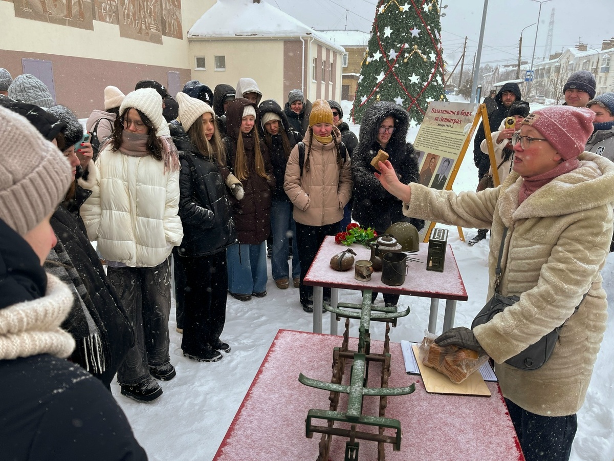 Этот крохотный кусочек хлеба - суточная норма блокадника!