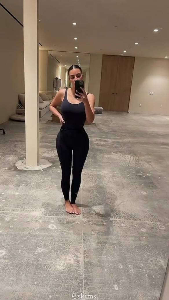 Ким Кардашьян позирует перед зеркалом