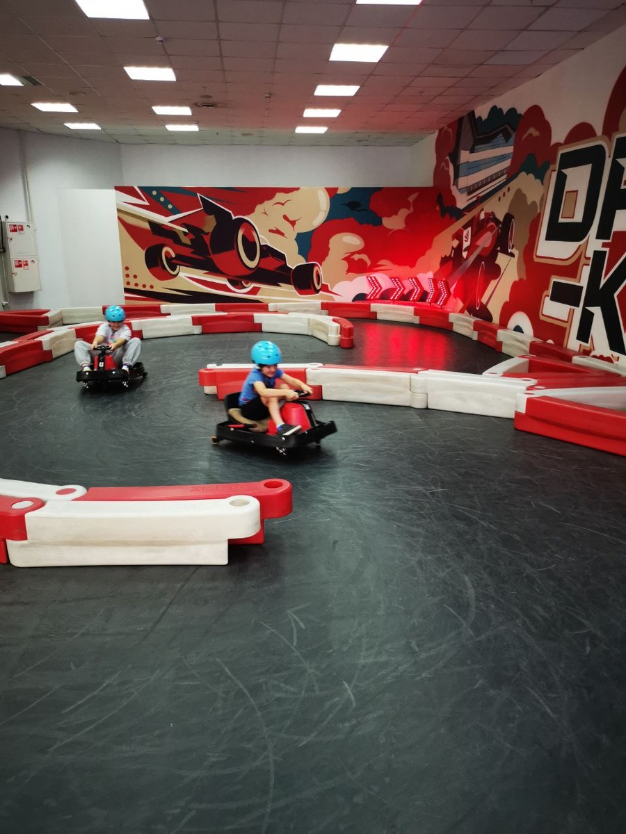 Зона детского картинга недалеко от кино