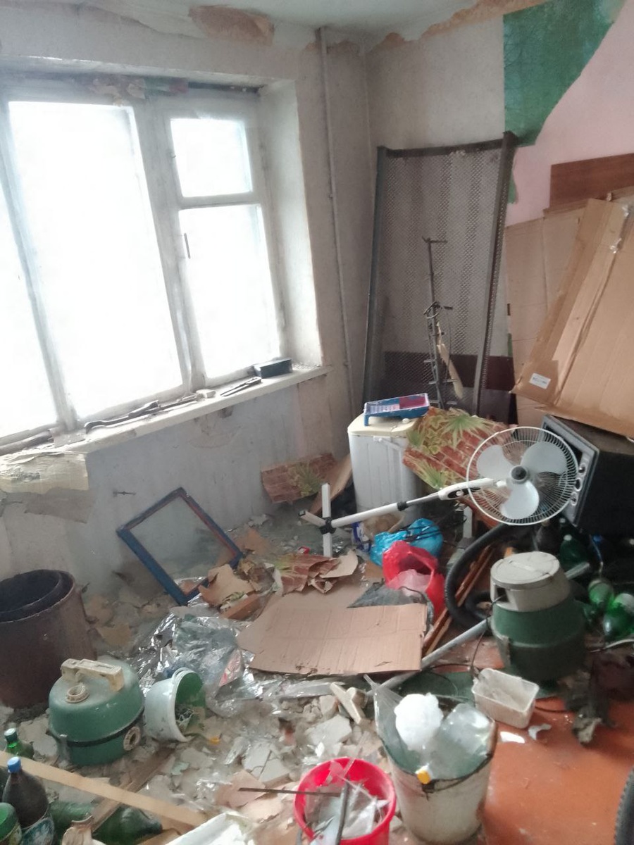 Фото комнаты, в которой выбиты все стекла