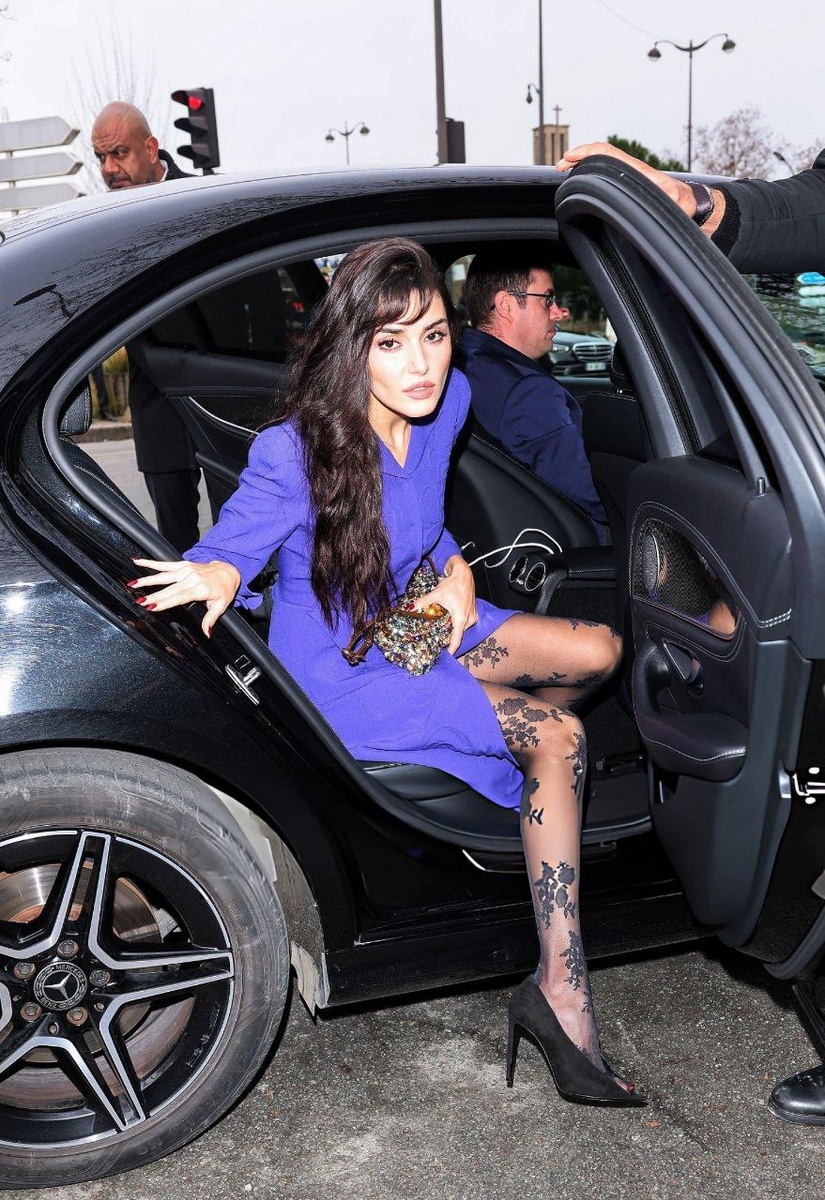 Ханде Эрчел на днях была приглашённой звездой в Париже на модном показе бренда Valentino. Обувь на ней была максимально трендовой - туфли с открытыми 1-2 пальцами.