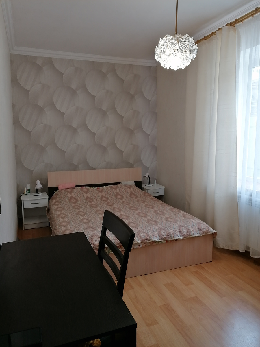 Есть и столик, уже пишу за ним статью для блога. 