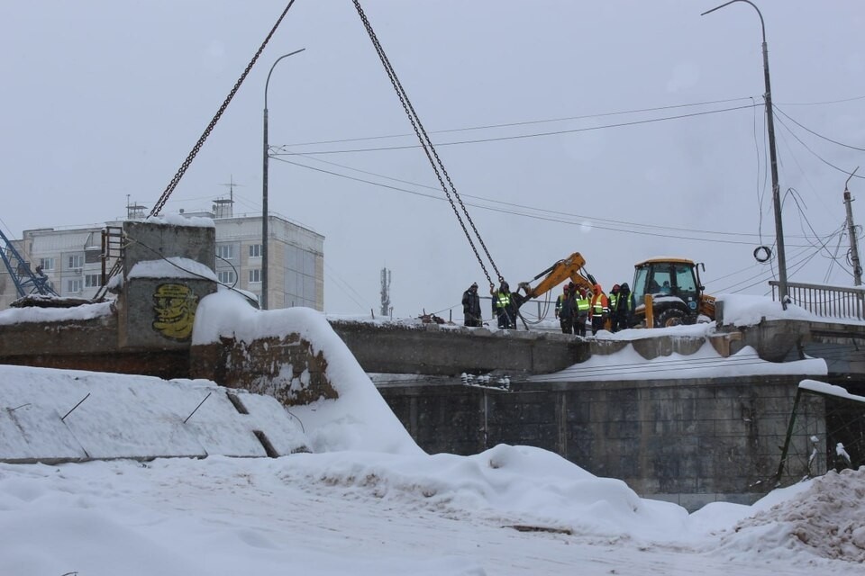    Тяжелые бетонные балки демонтировали с помощью подъемного крана. Павел МАКАРОВ