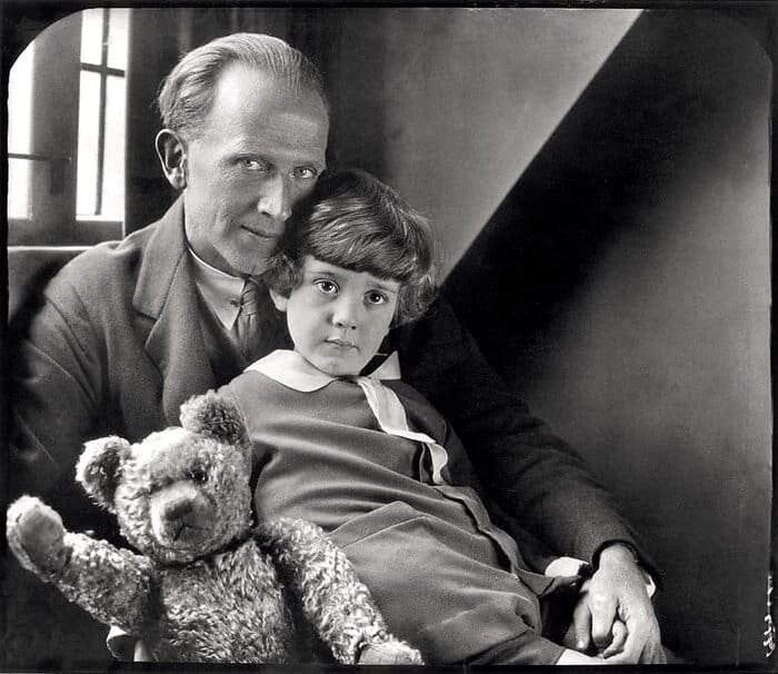 Алан Милн с сыном Кристофером Робином и «настоящим» плюшевым медведем Винни, 1926 г.