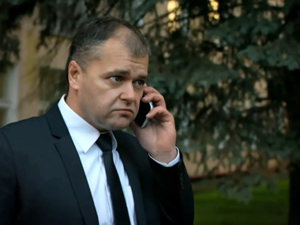     Андрей Бур — российский актер, известный по ролям в популярных комедийных сериалах «Реальные пацаны» и «Полицейский с Рублевки»