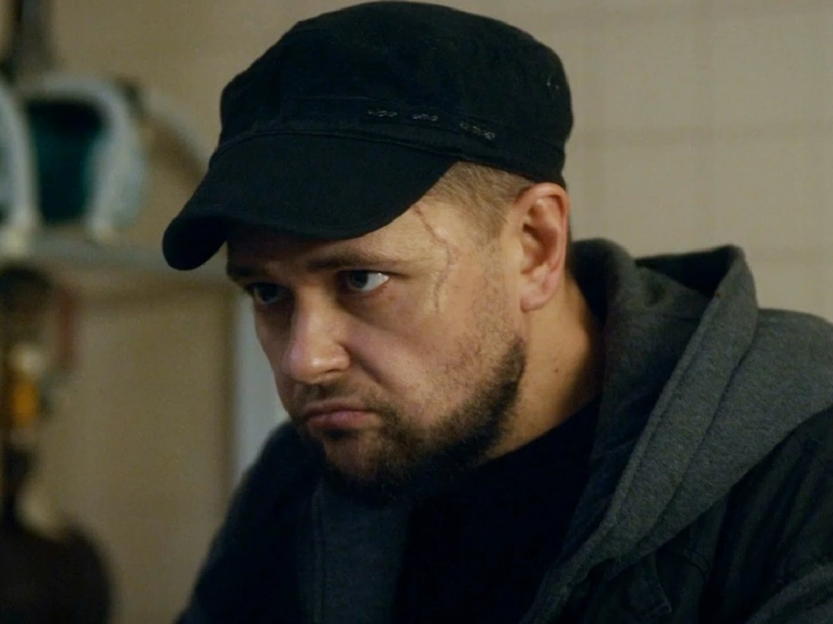    Андрей Бур окончил театральную школу, после чего начал творческий путь на сцене Театра-студии «Образ»