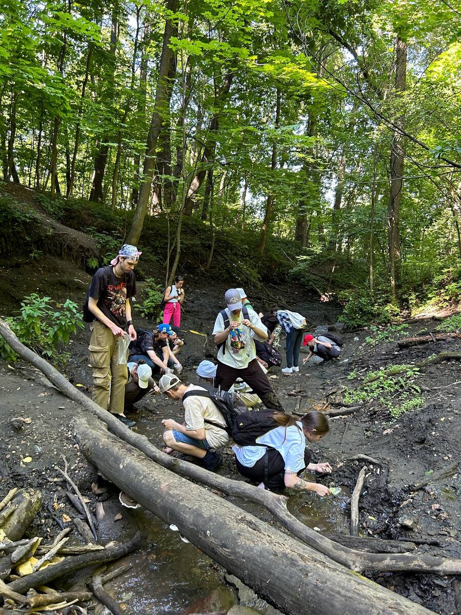 Целая песочница (я в красной кепке)