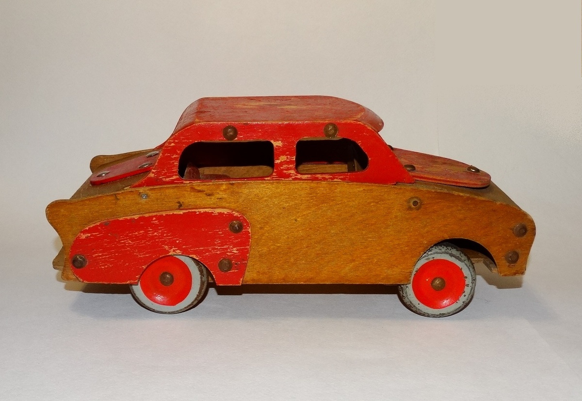 Автомобиль деревянный. Фото автора.