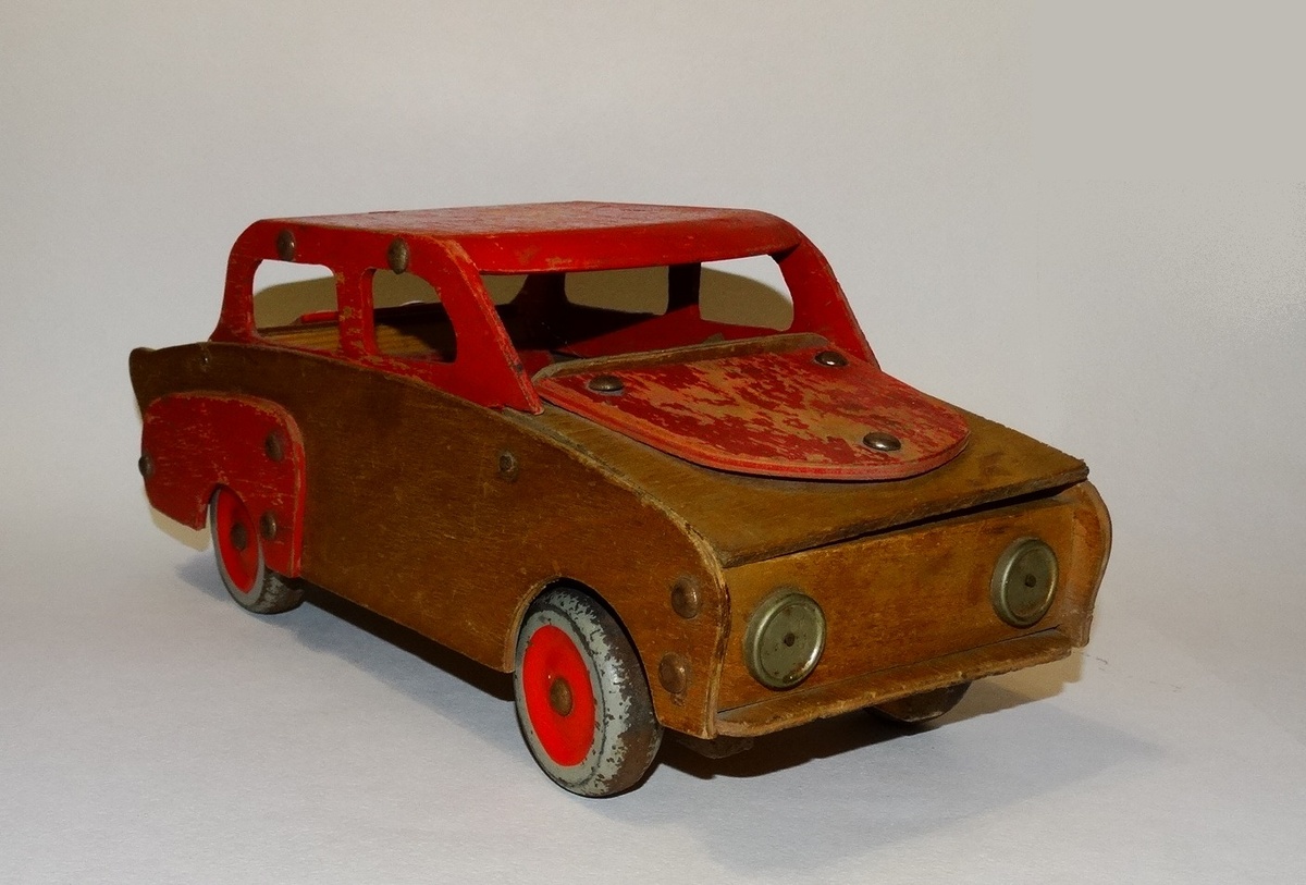 Автомобиль деревянный. Фото автора.