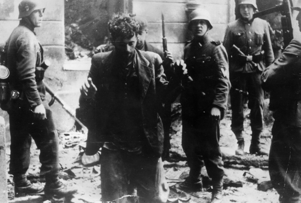 Немец бросил свиное ухо пленному и хохотал от восторга: он не знал, какую цену заплатит его полк за этот цирк