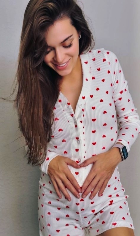    Аделина Сотникова стала мамой во второй разСоцсети Аделины Сотниковой