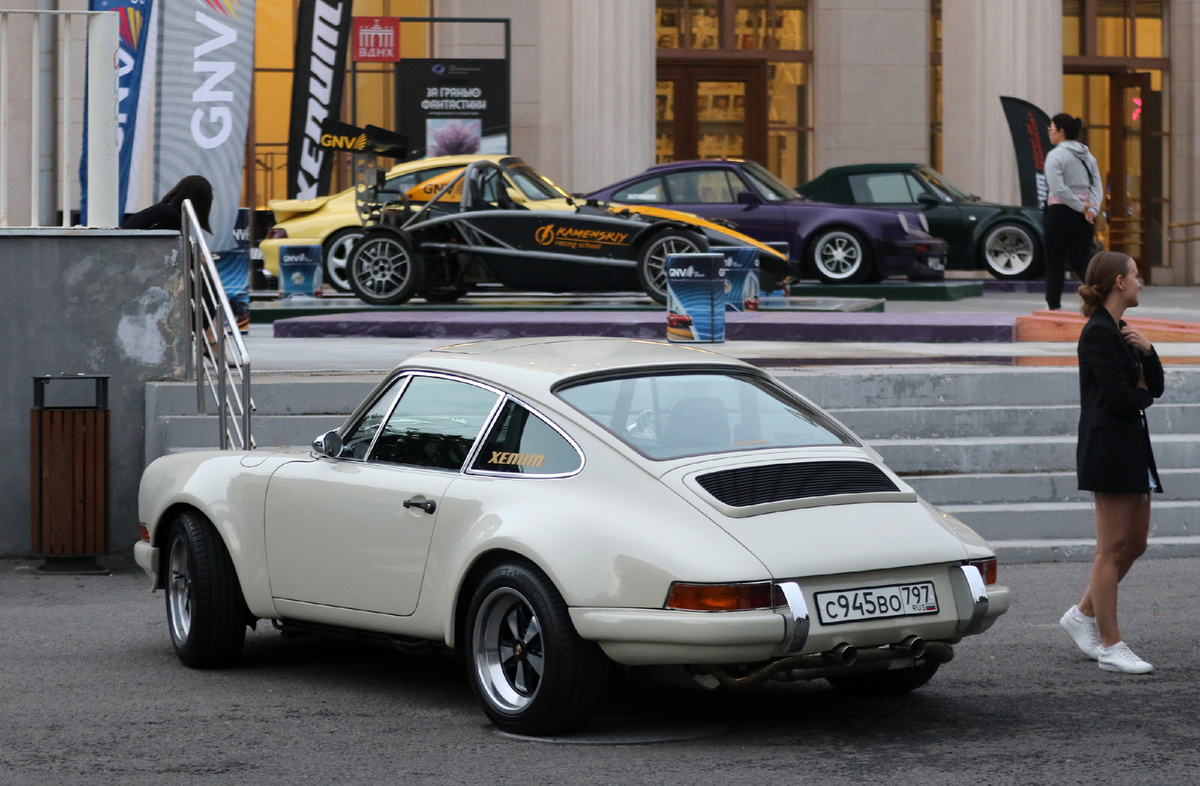 Porsche 911 (964) 1990 года выпуска в Нальчикском сквере, далее автомобиль займет почетное место на аллее "Легенды мира"