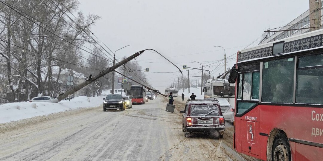 Улица Добросельская во Владимире перекрыта из-за упавшего столба ЛЭП
