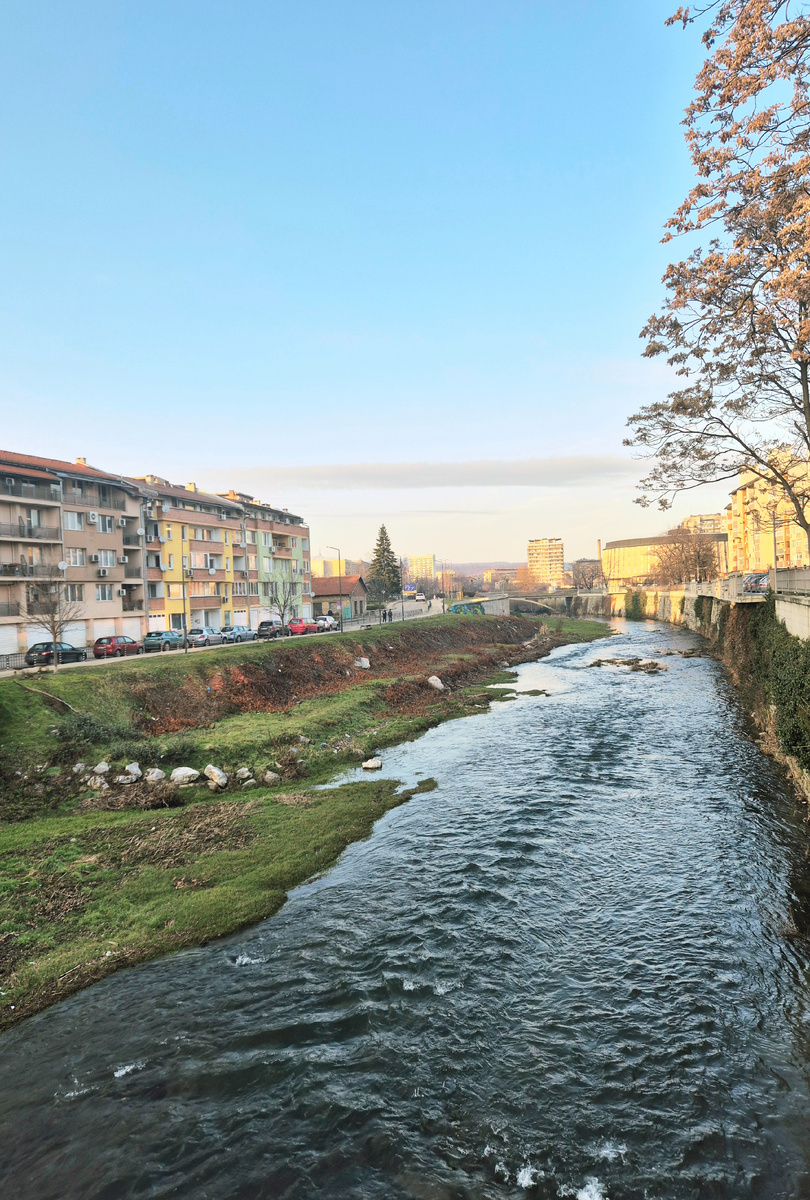 Река в Габрово разлилась, но не как в прошлом году после снегопадов.