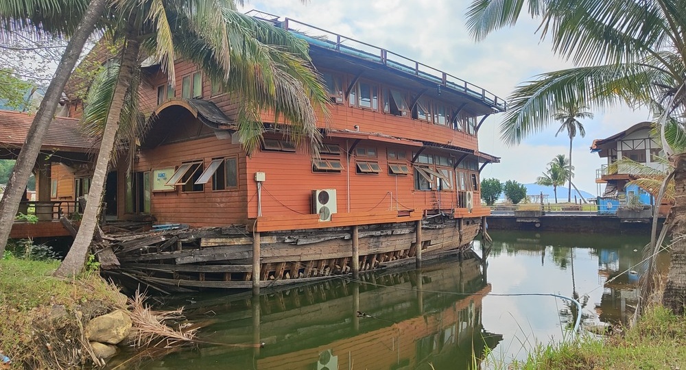 Гигантский корабль, застрявший в джунглях острова Чанг. Соленые огурчики в пакете получились замечательно. Дневник зимовки, день 66.