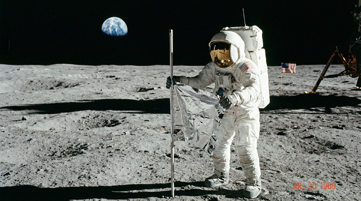 Астронавт Олдрин с швейцарской фольгой солнечного ветра