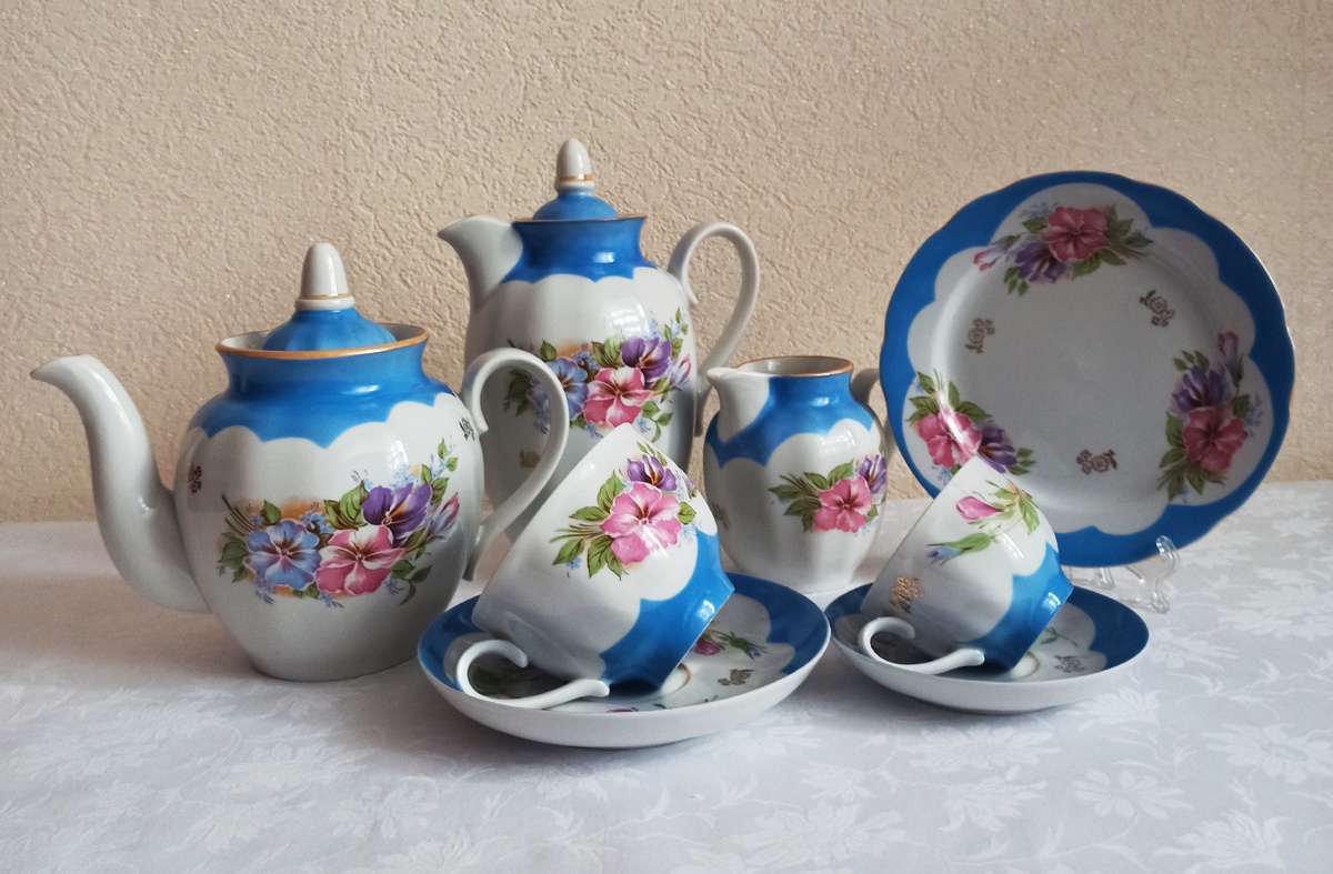 Кофейник, чайник, молочник, десертная тарелка, пара чайная и пара кофейная - это всё, что сохранилось. 