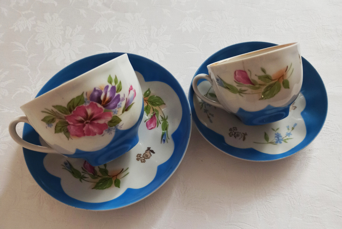Чайная пара - цветы на чашке, бутоны на блюдце. Кофейная пара - бутоны на чашке, мелкие полевые цветочки на блюдце. 
