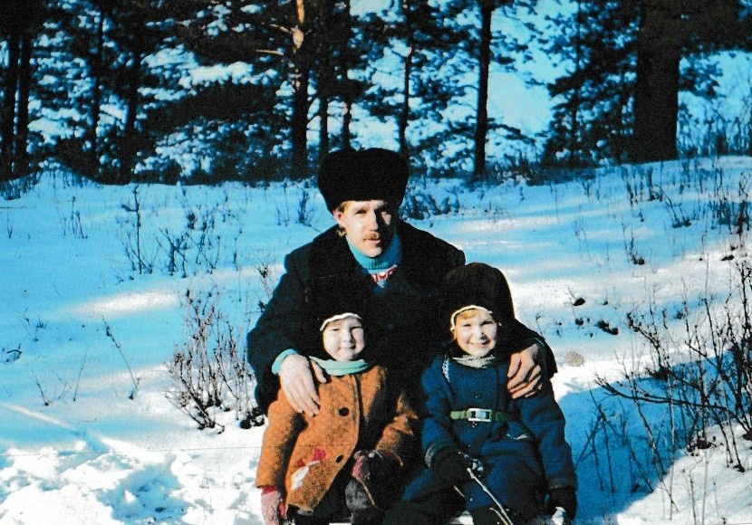 Наш отец Александр.  Я и Вера (в синем пальто). Мне пять лет, Вере шесть.