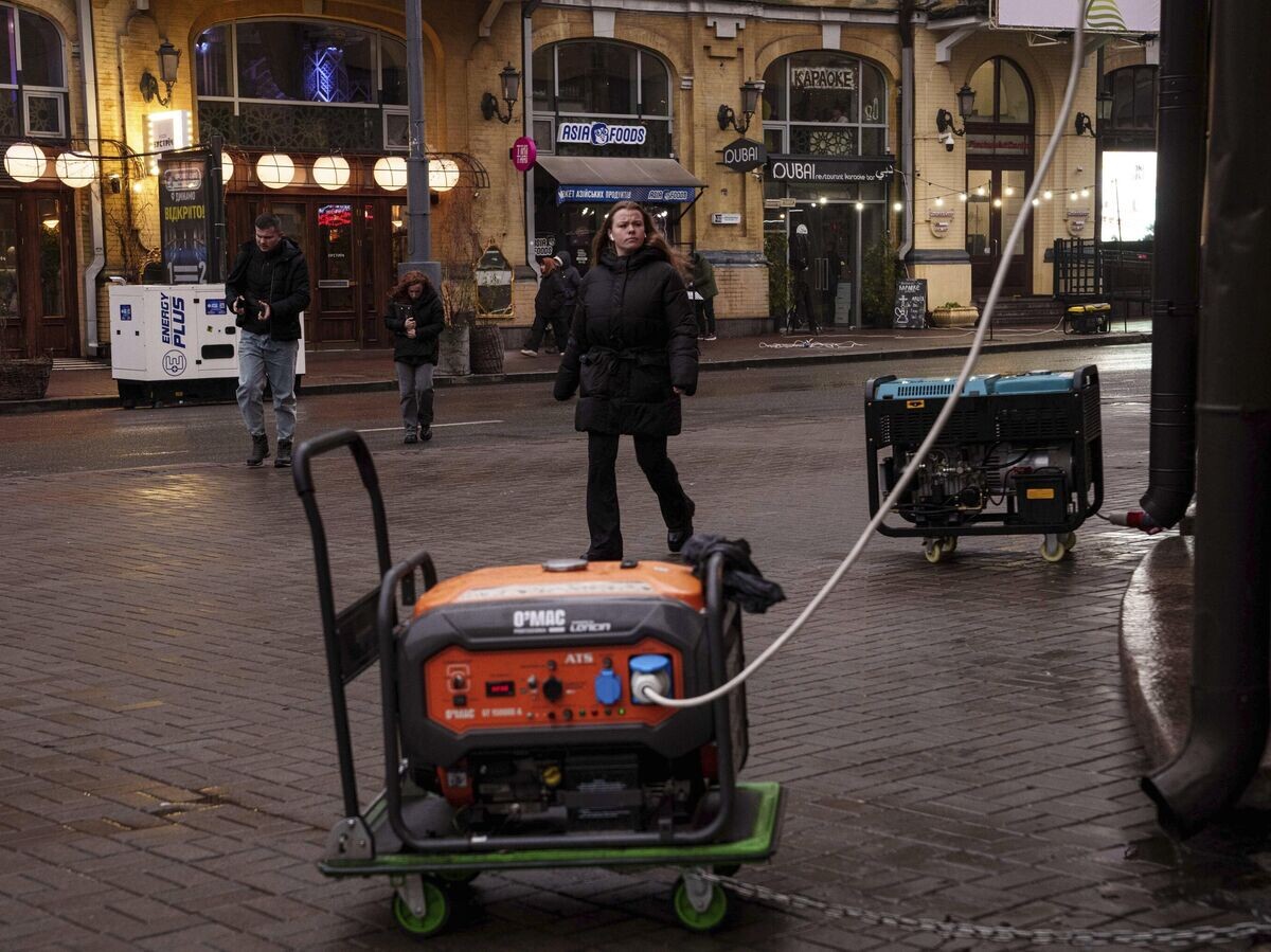    Генераторы на улице в Киеве во время отключения электроэнергии | © AP Photo / Evgeniy Maloletka