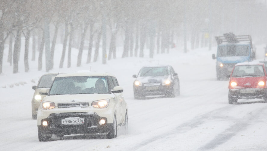 На трассах Татарстана ограничили движение автобусов и грузовиков из-за сильной метели