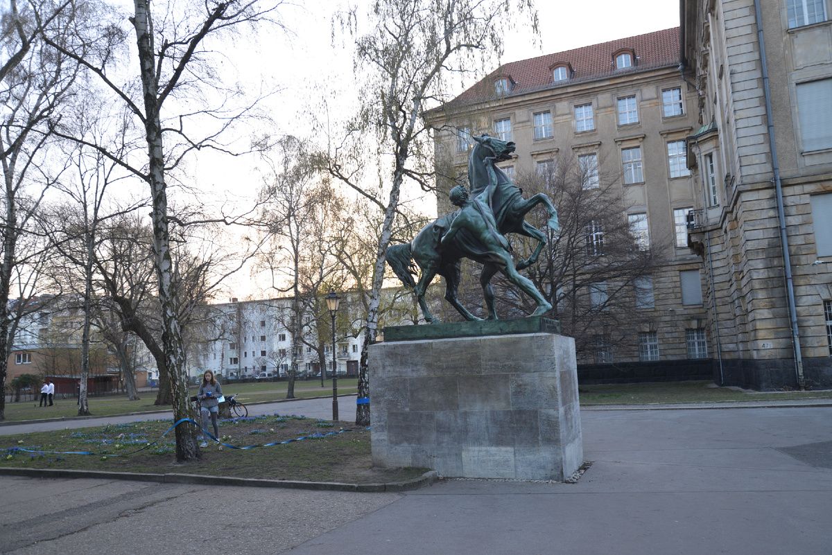Вы не ошиблись, это одна из групп скульптора П. Клодта. Только не на Аничковом мосту в Петербурге, а в Берлине. Фотография Александра Новикова. 2019