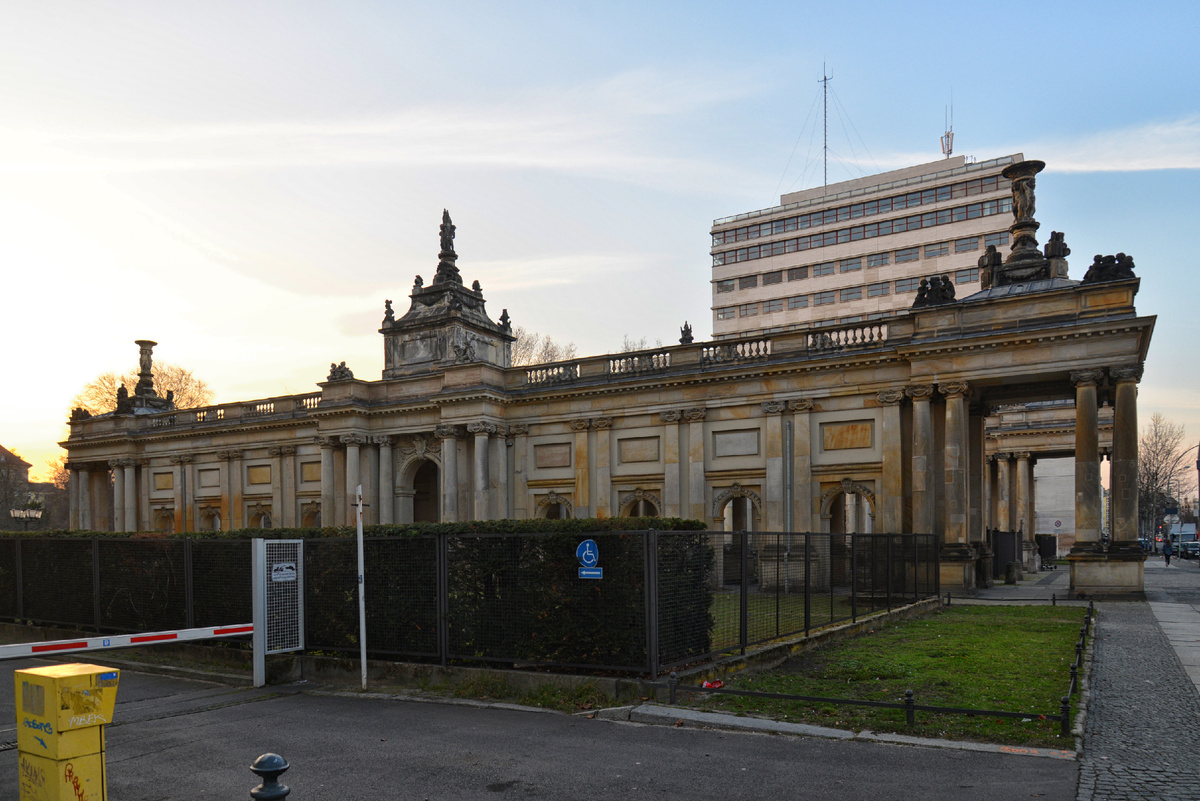 Королевские колоннады в Кляйстпарке. Фотография Александра Новикова. 2019. Смотрите галерею ›