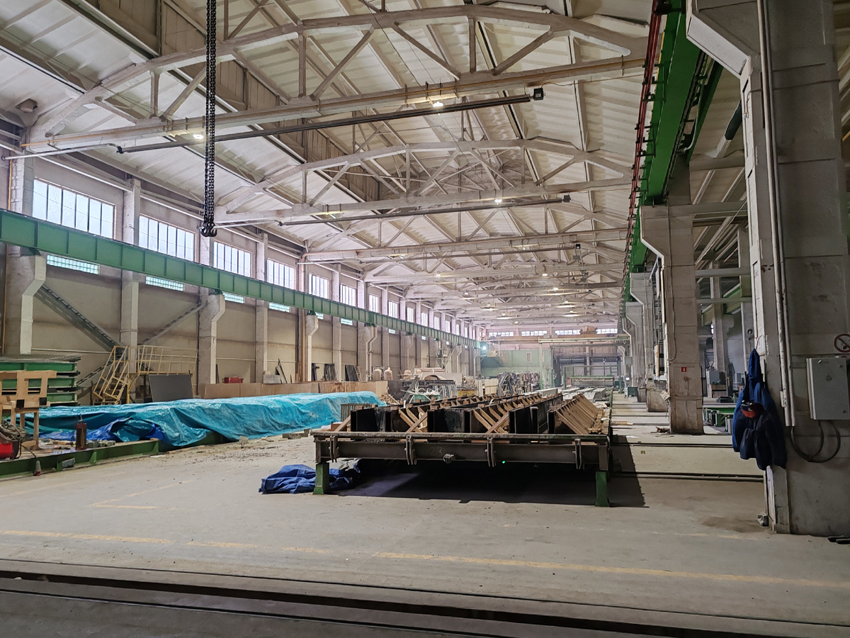 В день экскурсии завод делал заказ на бетонные сваи — на фото стол с "формой" для них