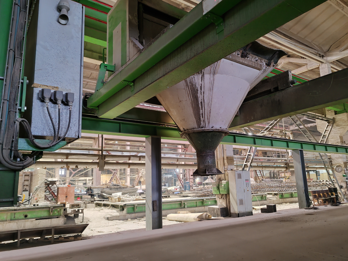 Из этого экструдера в форму заливается бетонная масса