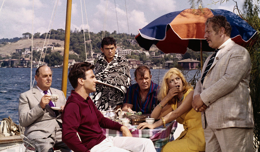 Стамбул как элегантная сцена для дерзкого международного ограбления.