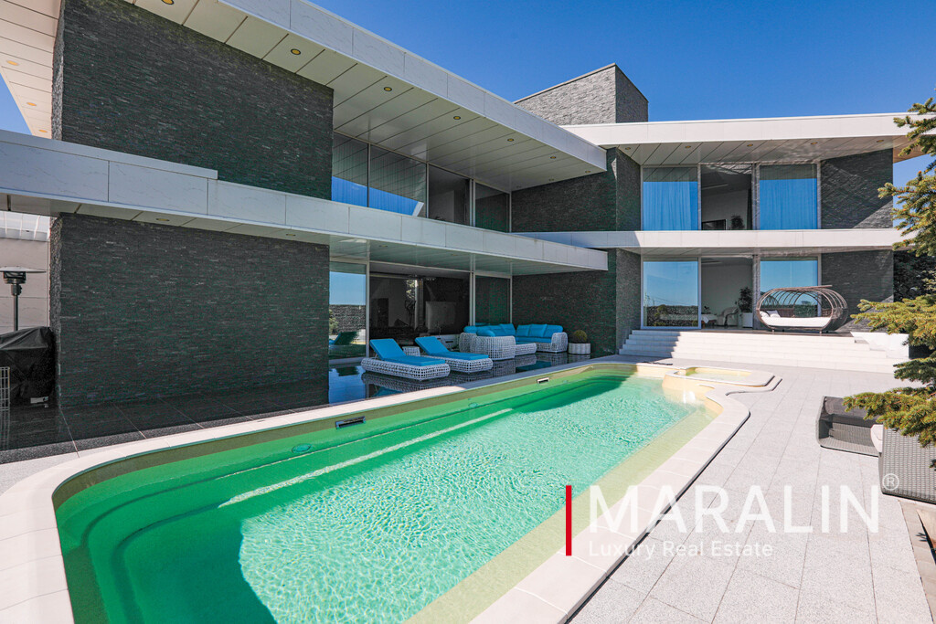 Вид на бассейн