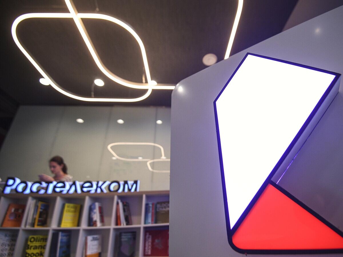    Новый логотип компании "Ростелеком" в офисе на улице Гончарная в Москве | © РИА Новости / Рамиль Ситдиков