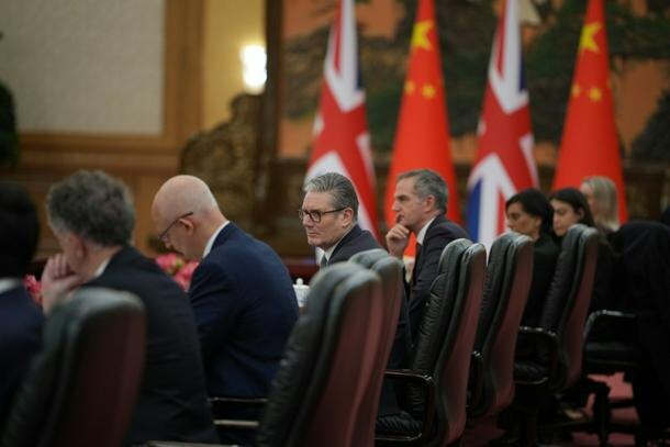 Премьер-министр Великобритании Кир Стармер (в центре) на двусторонней встрече с премьером Госсовета КНР Ли Цяном (не в кадре) в Большом зале народных собраний в Пекине 29 января 2026 года. Председатель КНР Си Цзиньпин сказал Стармеру, что их страны должны «укреплять» связи для противодействия геополитическим ветрам, когда лидеры встретились в Пекине 29 января.