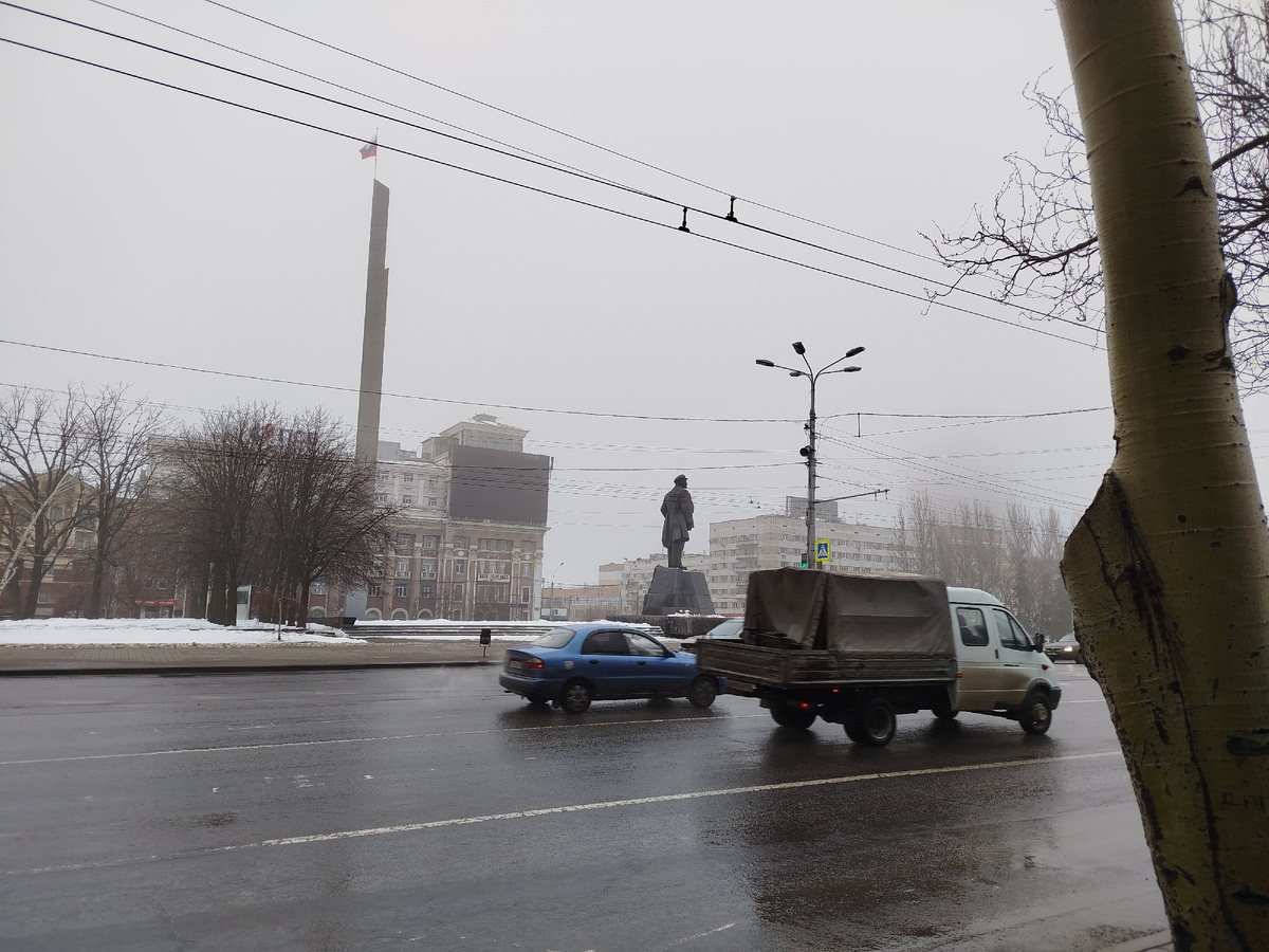 В.И. Ленин вообще не смотрит на тебя:)