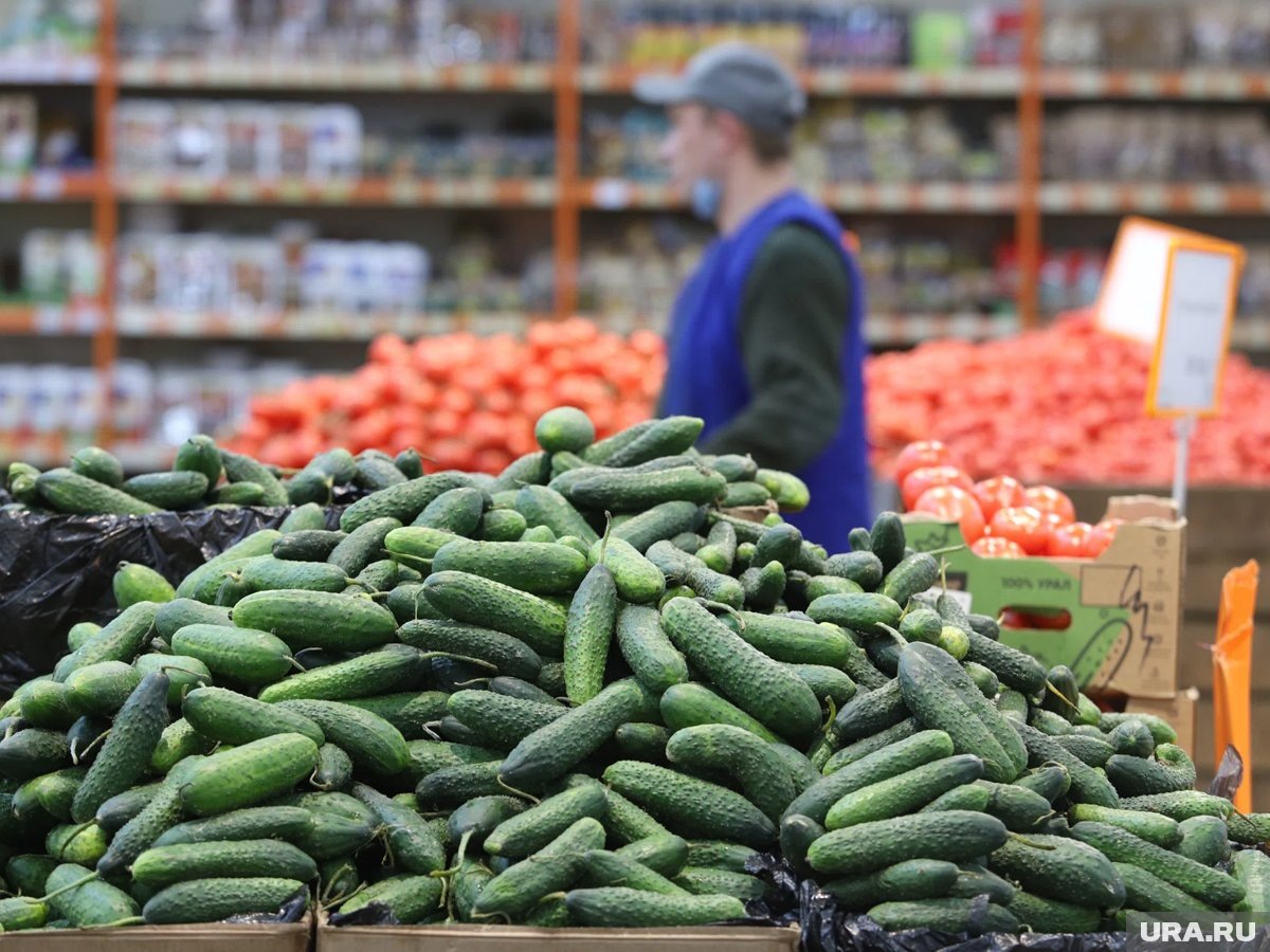     Заметнее всего продолжает дорожать плодоовощная продукция, особенно огурцы