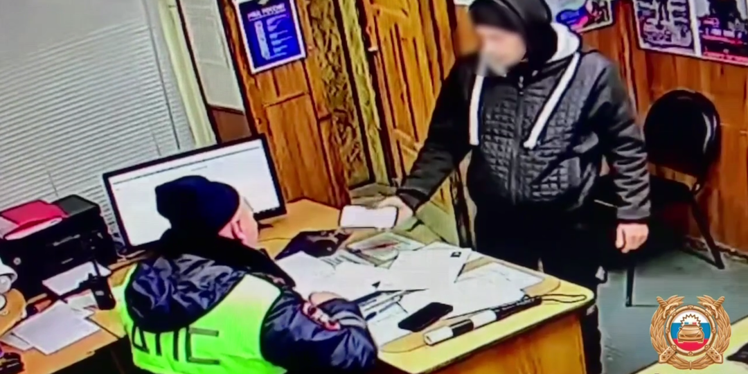 «Десятка», сто тысяч, уголовка и административка. Сотрудники ГАИ на трассе Р-260 в Ростовской области задержали водителя с купленными правам